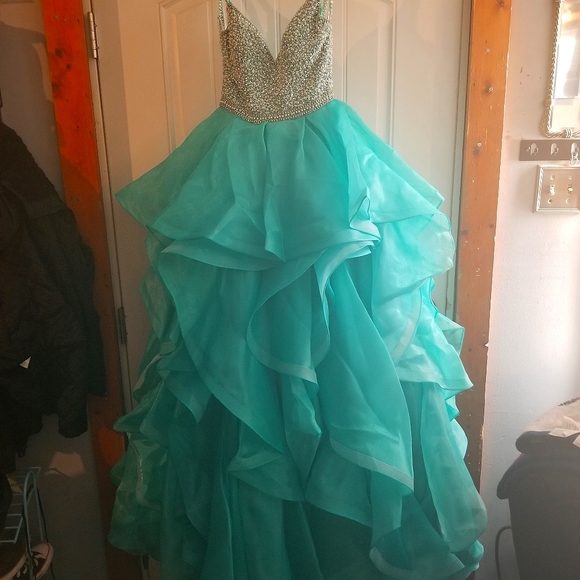 BEAUTIFUL PROM DRESS - Picture 1 of 8